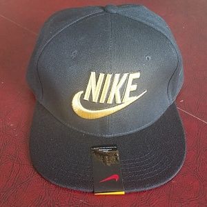Nike snap back hat